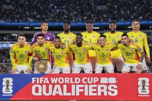 Hinchas de la Selección Colombia celebrando en el Mundial 2026 durante el partido Colombia vs Uzbekistán en México, con paquete turístico incluido sin visa.